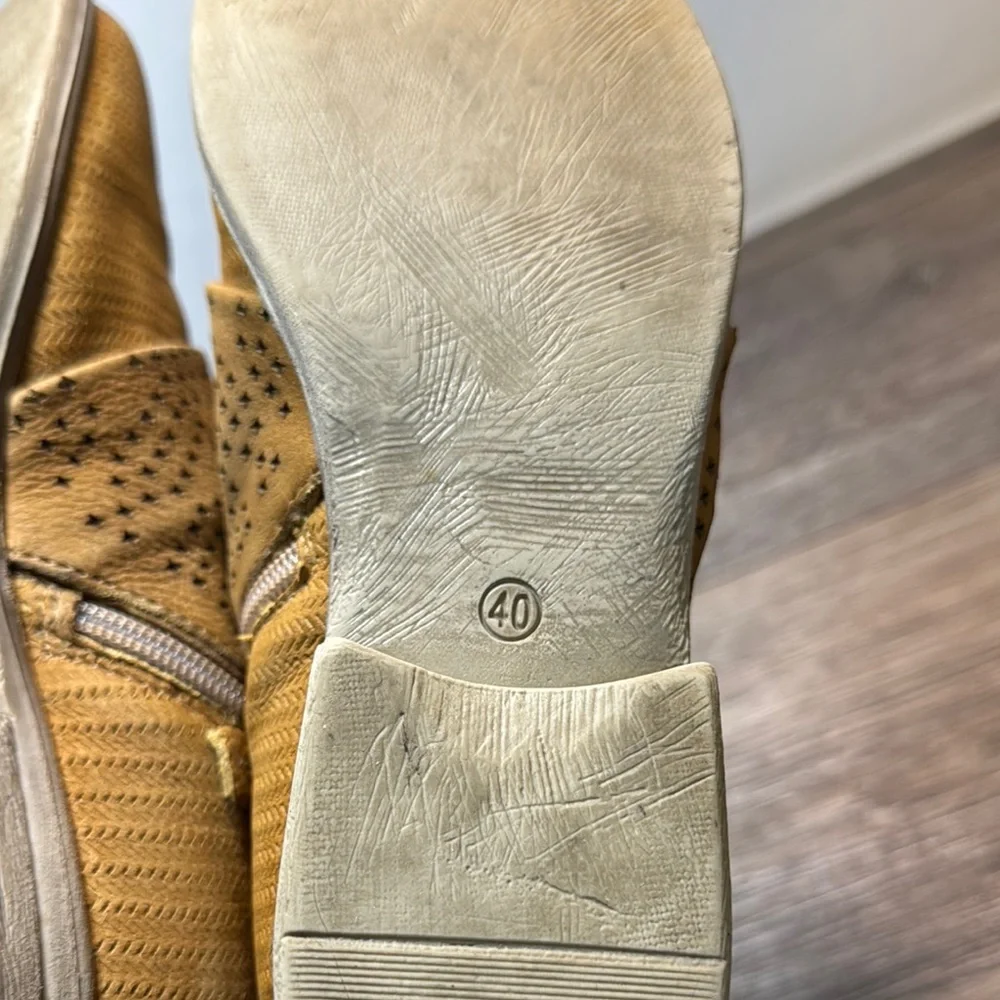 MJUS Stylish Tan Ankle Boots woman’s size 40 (s34)